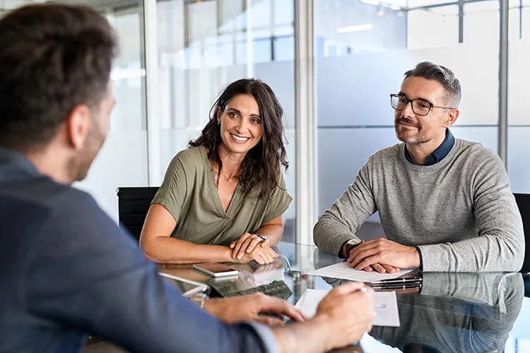 Reunión de personas en oficina 