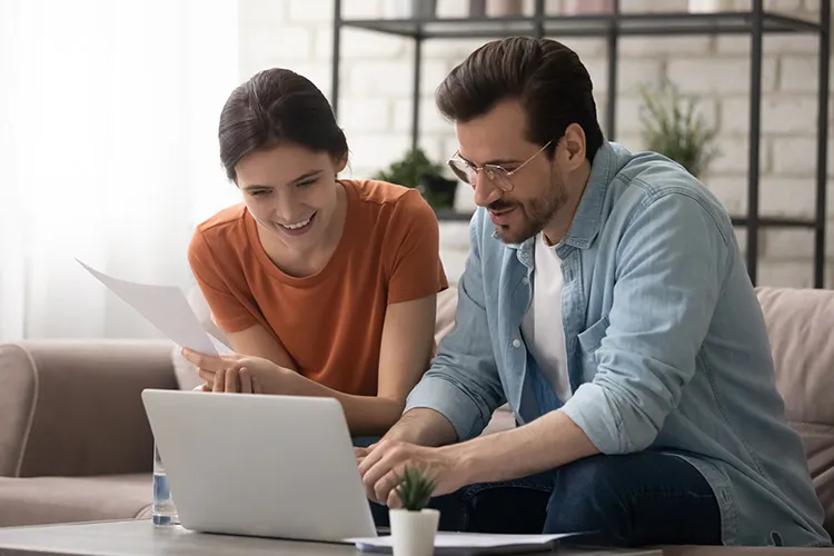 personas mirando un computador