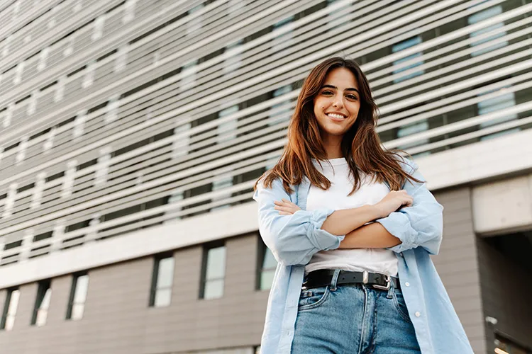 mujer sonriendo