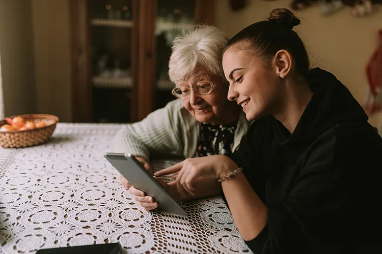 mujeres revisando celular