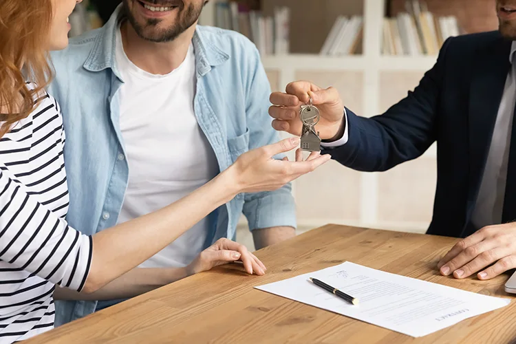 Personas revisando seguros del hogar