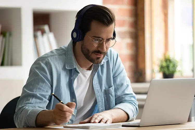 Hombre frente al computador analizando un crédito