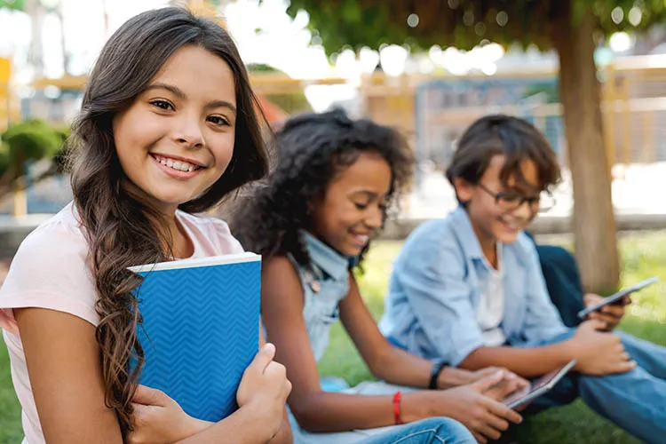 Niños de colegio felices