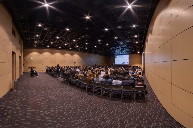 Personas reunidas en un evento