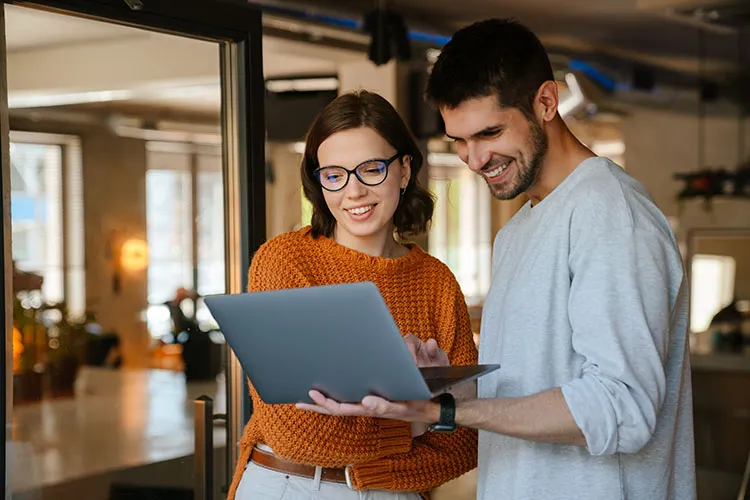 Mujer y hombre frente al computador