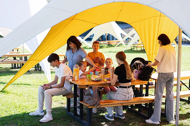 familia reunida en una carpa