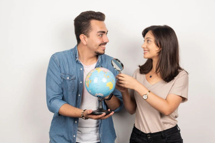 Hombre y mujer con un globo terráqueo