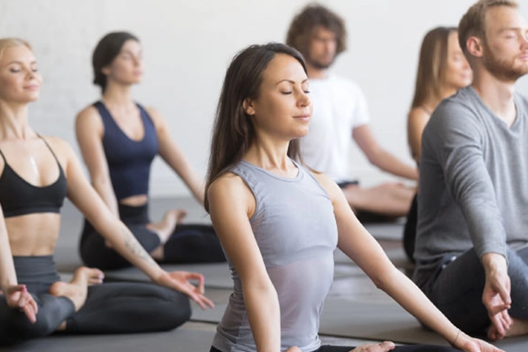 Personas haciendo yoga