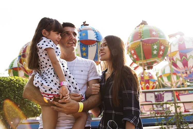 Familia en parque de diversiones