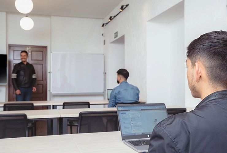 Persona en computador tomando una clase