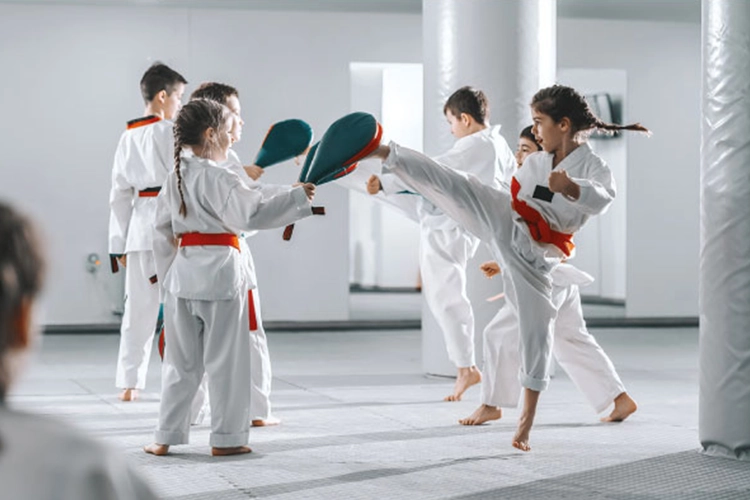 Niños entrenando taekwando