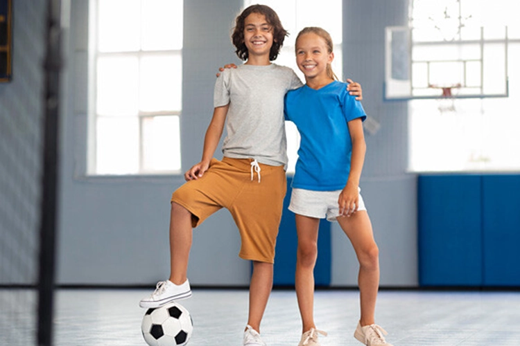 Niños tomándose una foto con un balón