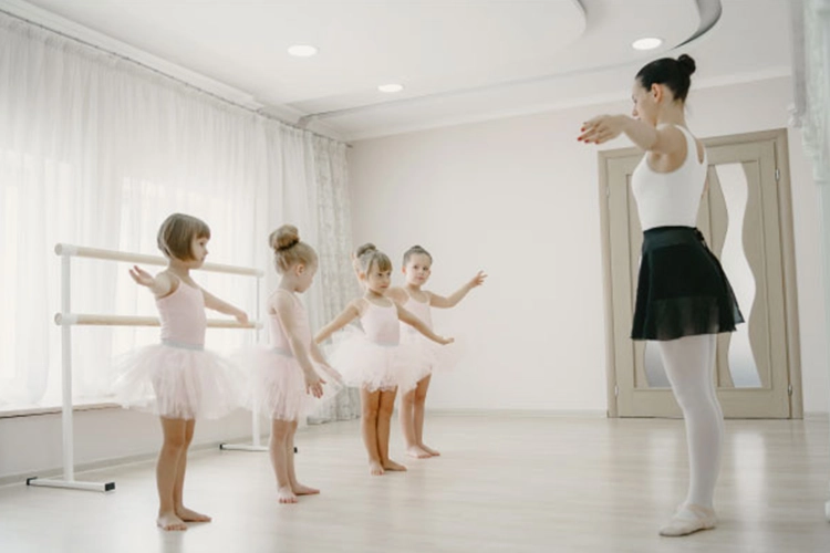 Maestra enseñando ballet a niñas