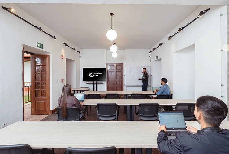 Personas en un salón tomando clases