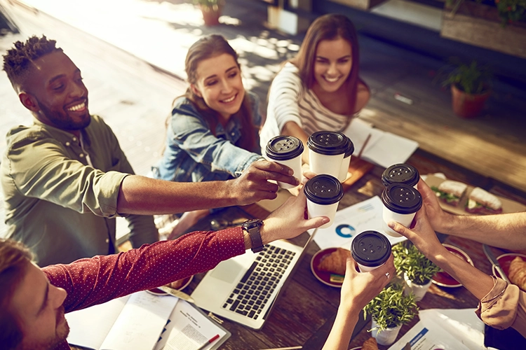 Un grupo de trabajo toma café