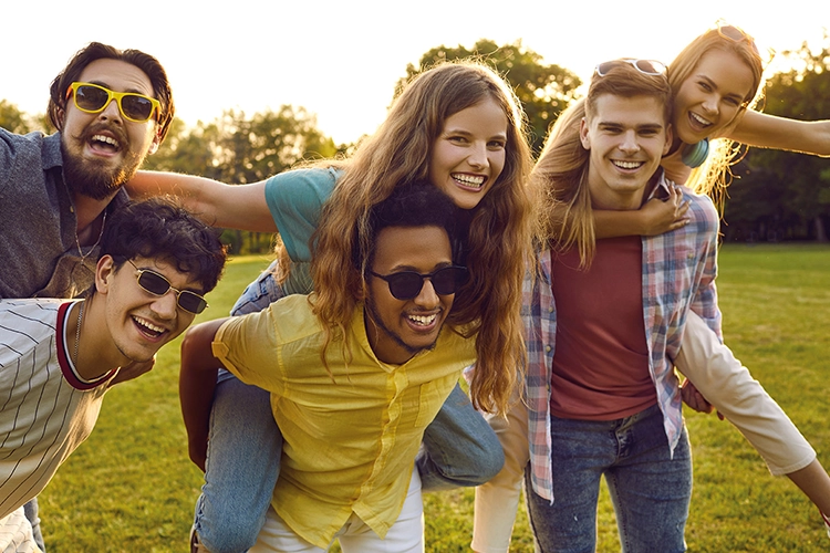 Personas celebrando al aire libre