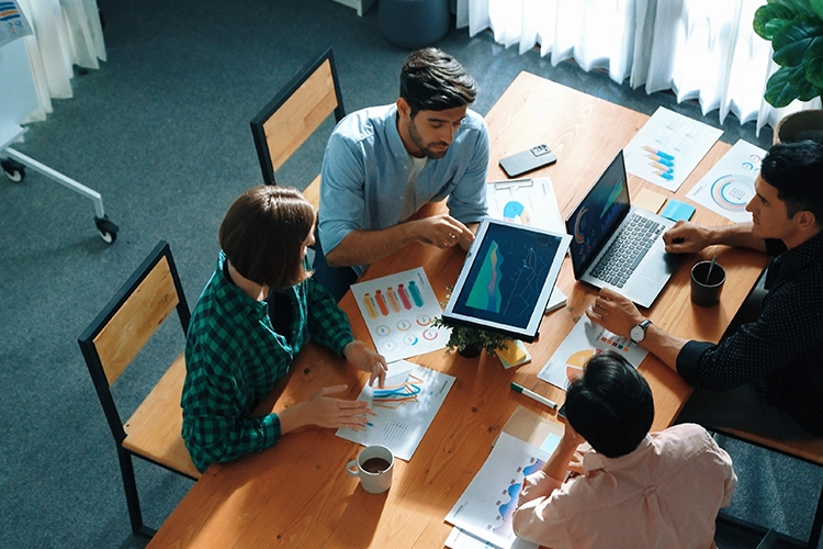 Grupo de trabajo utilizando una aplicación en una tableta