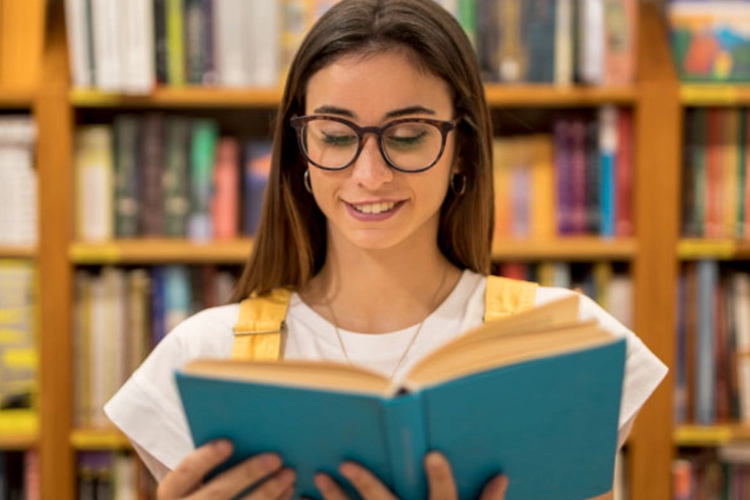 Mujer leyendo un libro