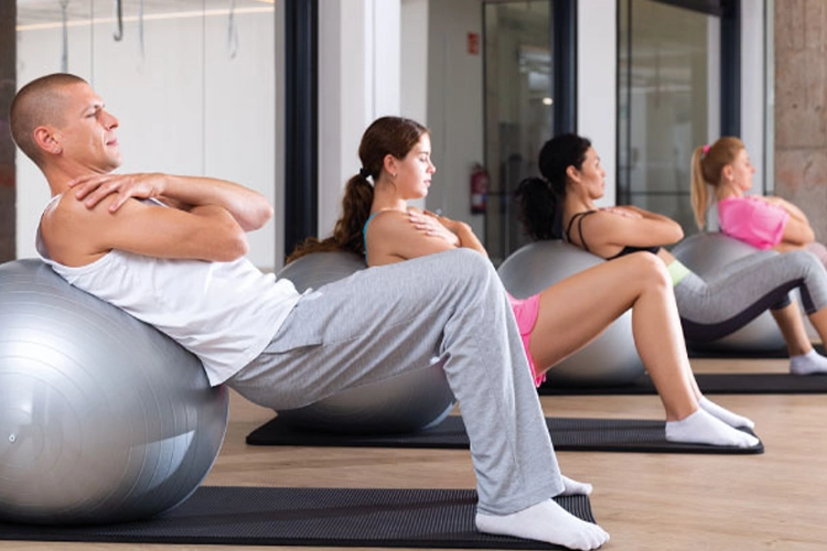 Personas haciendo pilates