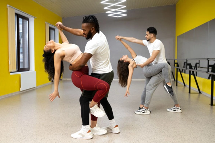 Personas bailando en pareja