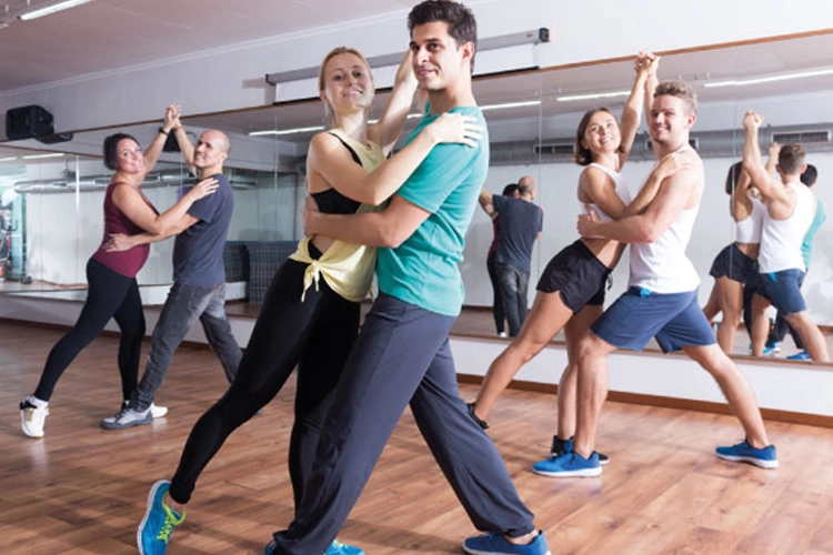 Personas bailando en pareja