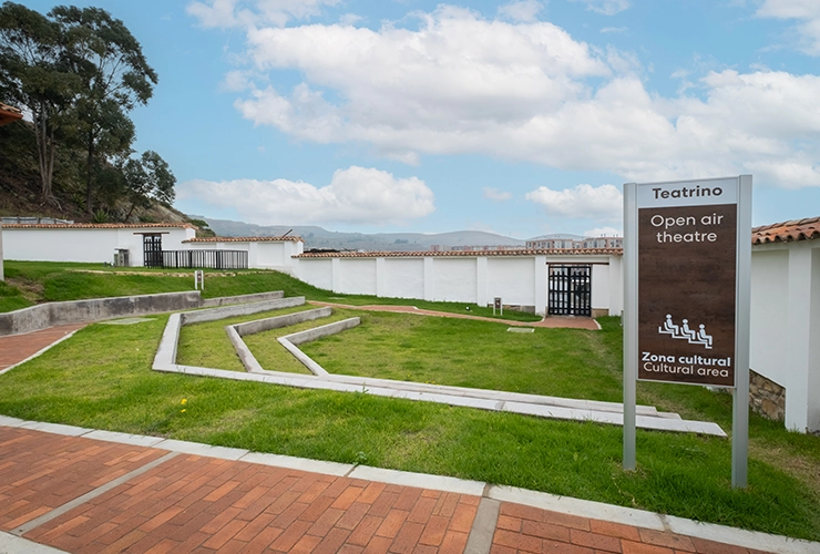 Zona verde con gradas al aire libre