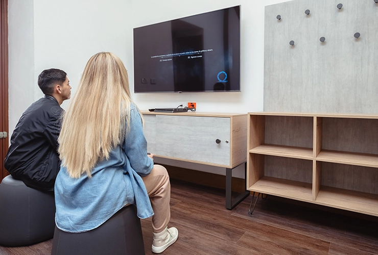 Personas jugando en un PlayStation