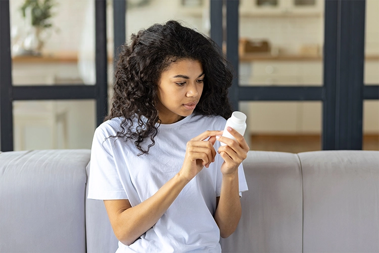 Mujer revisando medicamento