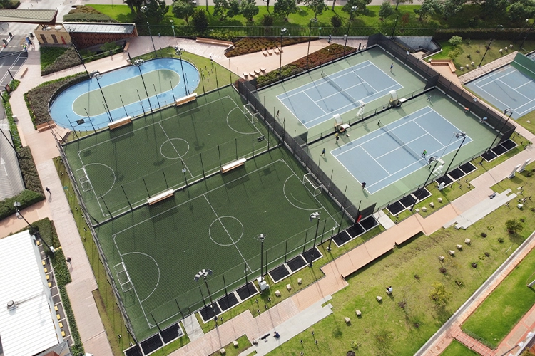 Vista aérea de canchas múltiples para práctica libre de diferentes deportes.