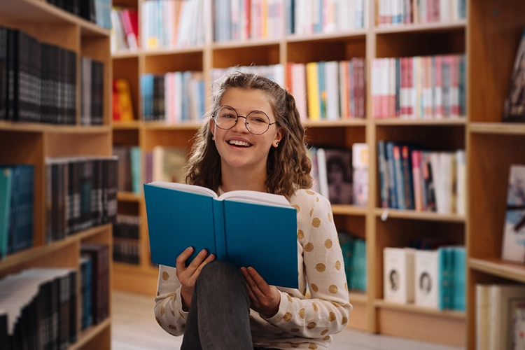 Niña en una biblioteca Colsubsidio