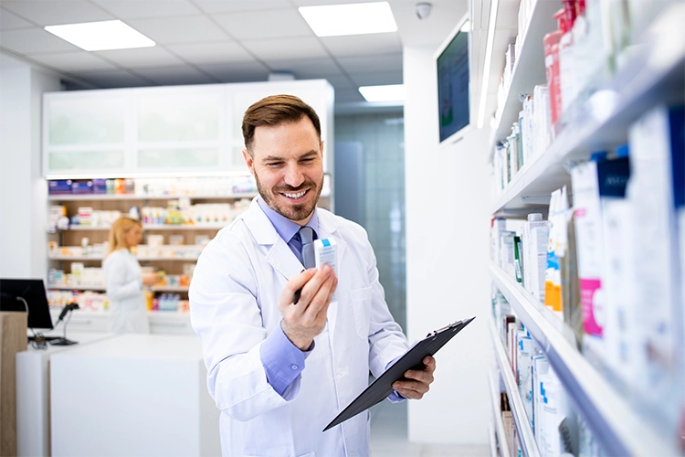 Hombre viendo un medicamento con una planilla