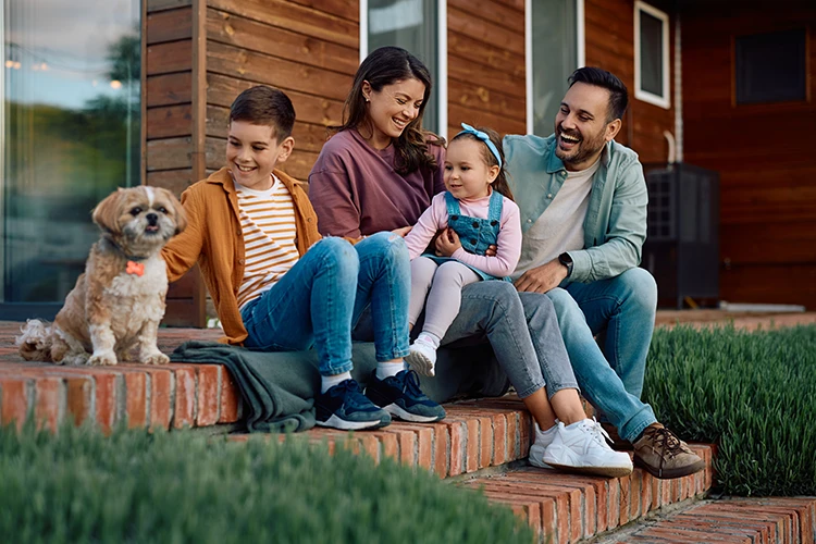 familia con hijos y un perro