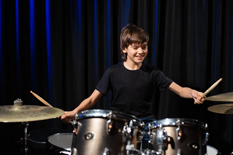 niño tocando la bateria