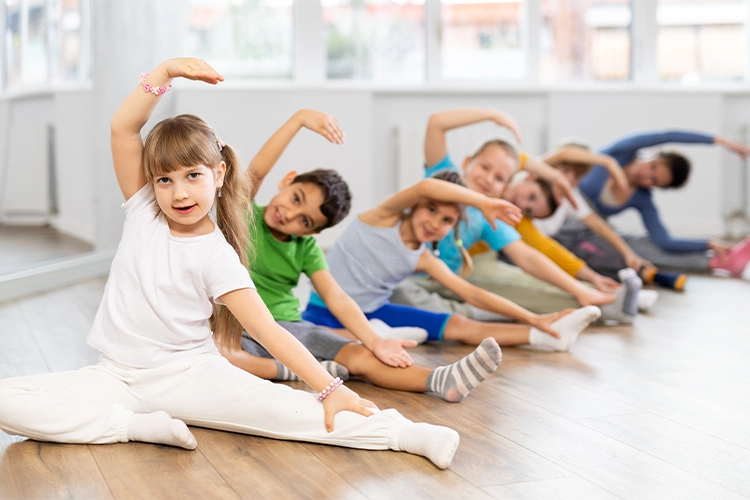 Varios niños y niñas en clase de baile.