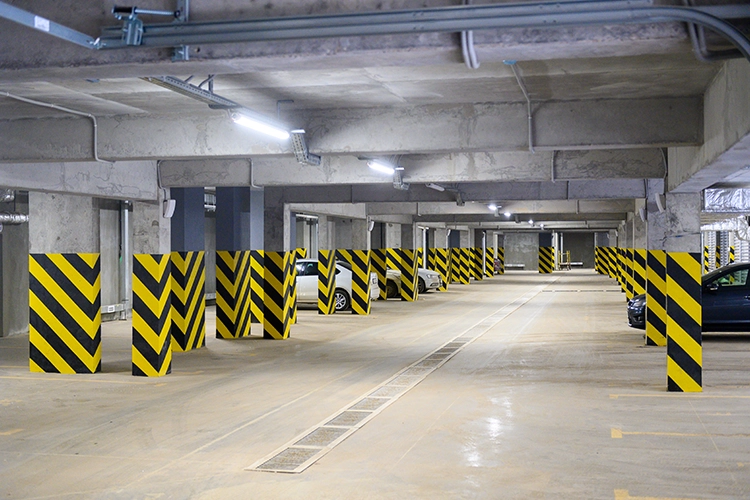 Perspectiva de un parqueadero de automóviles vacío.