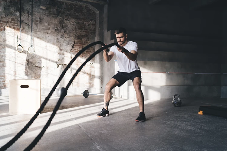 Una persona realizando cross training en uno de los gimnasios de Colsubsidio.