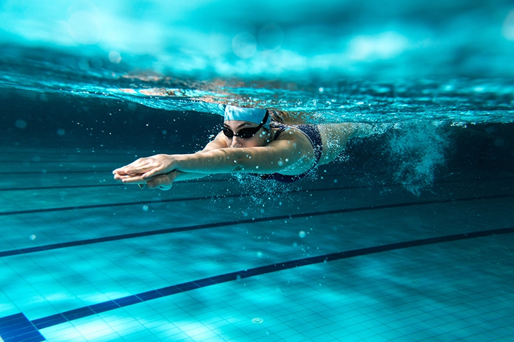 Mujer realizando el curso de mantenimiento de natación.