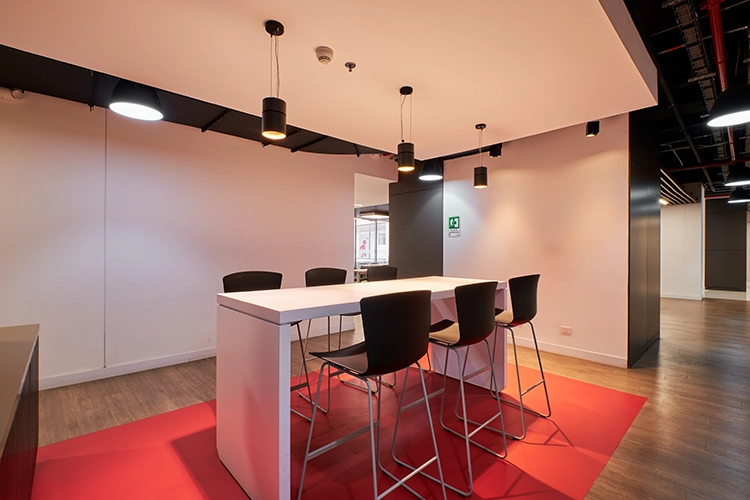 Espacio de trabajo flexible en uno de los coworking Táctica.