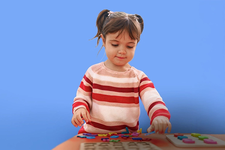 Niña pequeña jugando