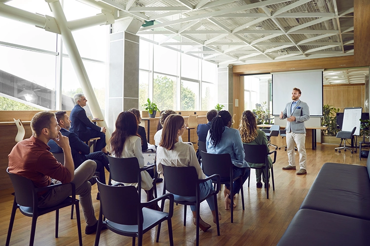 Grupo de personas en capacitación