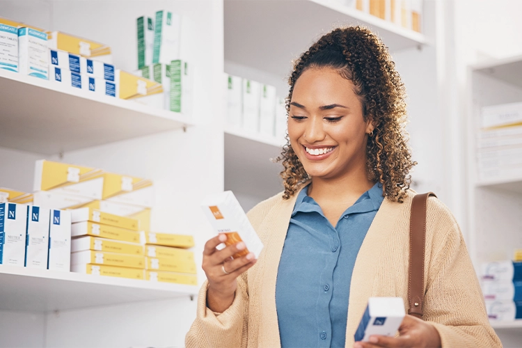 Mujer viendo medicamentos