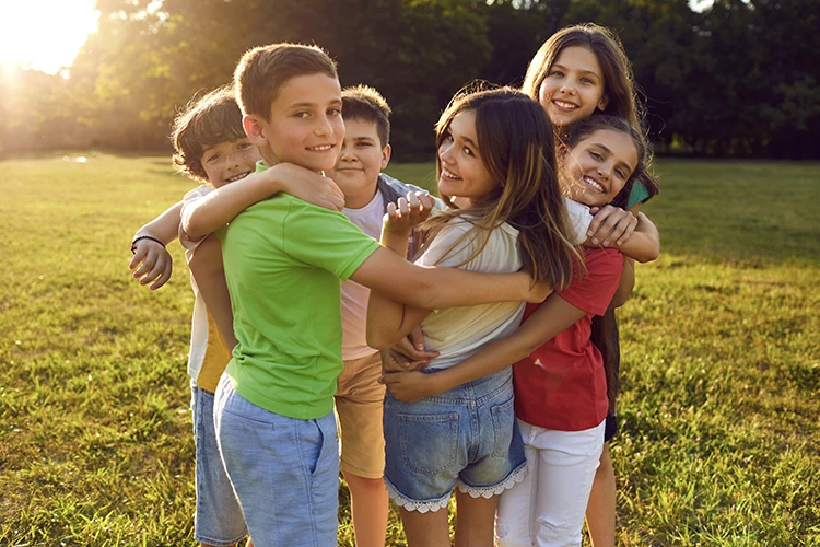 Grupo de niños en vacaciones recreativas