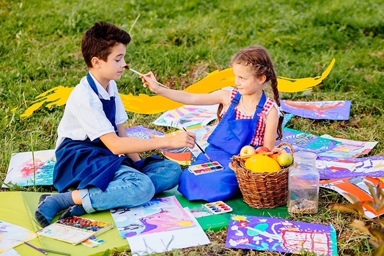 Niños pintando al aire libre