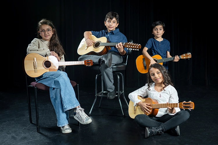 Grupo de niños y niñas de la escuela de iniciación músical de Colsubsidio.