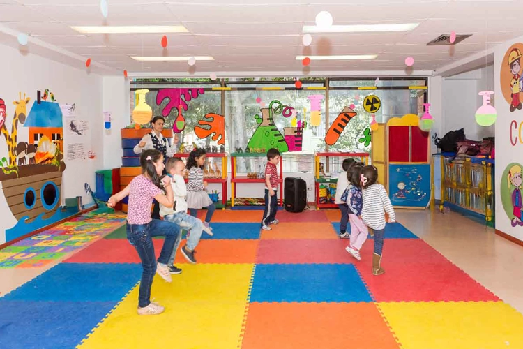 Niños en un jardín empresarial Colsubsidio