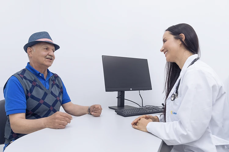 Médico atendiendo a persona mayor en un consultorio