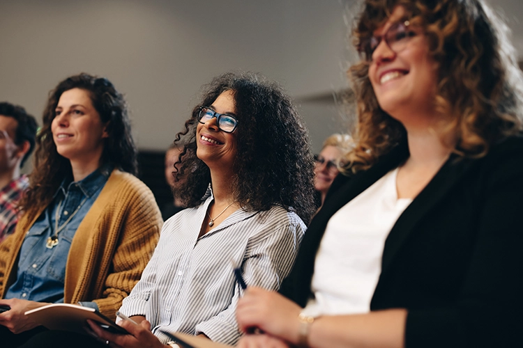 Una mujer en un evento de formación empresarial.