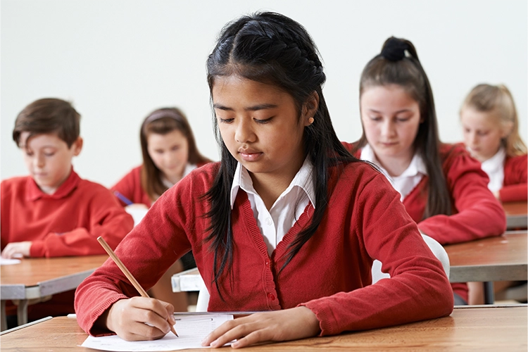 Estudiantes presentando un simulacro del examen Saber 11