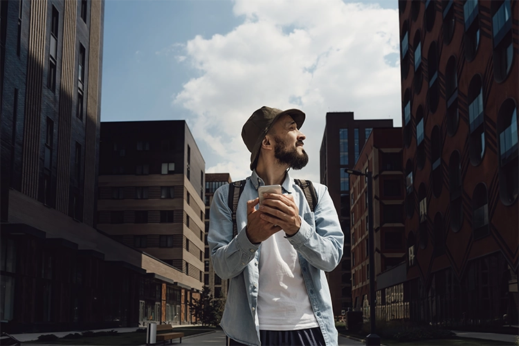 Hombre ubicándose en un lugar con el celular