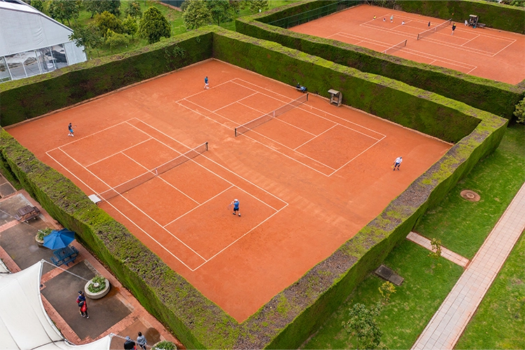 Vista de una de las canchas de tenis de Colsubsidio para prácticas libres.